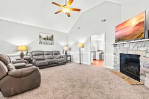 Charming Retreat with Screened Patio, 1 Acre Yard. - Image 4
