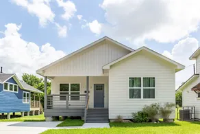Lustrous Bungalow 1753 | Med Center, Stadiums! - Image 2