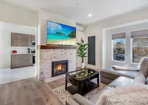 Luxury City 1 Bedroom King Suite - Image 4