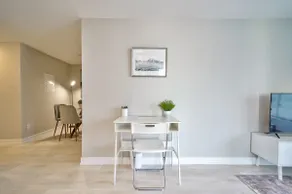 1 BDRM Urban Oasis-Steps toWellesley Subway - Image 4
