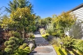 Elegant Home with Lovely Gardens in West Seattle - Image 3