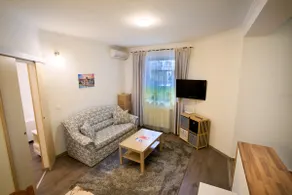 Comfortable 2BR Garden Apt with AC & Free Parking - Image 2