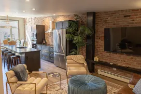 The Elliott: Historic Downtown Luxury Suite - Image 2