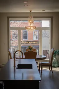 The Elliott: Historic Downtown Luxury Suite - Image 4