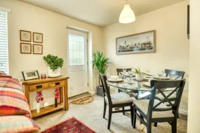 Charming & Comfortable Home | Free Parking - Image 2