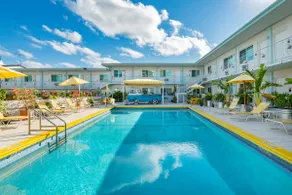 Iconic unit with a pool in central Miami - Image 2