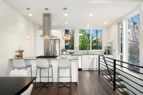 Lux Townhome: Space Needle Views with Parking - Image 4