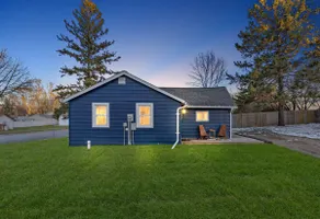 Cottage by Lakes | Parking + Backyard | 4 min DT - Image 5