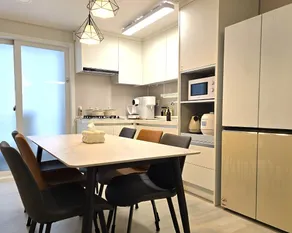 Hwangnidan-gil 7 minutes/3 bedrooms/4 queen-size beds/Netflix/4 air conditioners/Kuljam bed/Gyeongju World/Air Lapp/8 people/free parking/1st floor - Image 5
