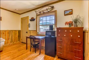 White Salmon Cabin Suite at The Logs Inn - Image 4