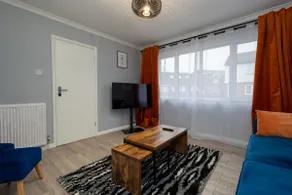 Detached 2BR Bungalow Woking Parking & Long Stays - Image 3