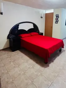 Fully-equipped apartment, minutes from downtown - Image 2
