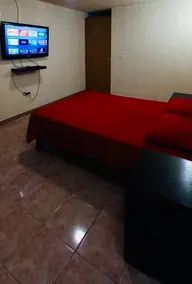 Fully-equipped apartment, minutes from downtown - Image 4