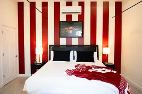 Hoosier Suite Modern Studio Downtown on the Square - Image 2