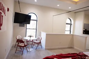 Hoosier Suite Modern Studio Downtown on the Square - Image 5