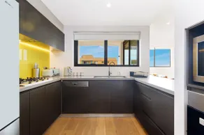 Modern 3BR Apartment - Heart of Burwood + Views - Image 4
