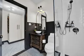 Cozy Top-Floor Apt w/Balcony & High-Speed WiFi - Image 4