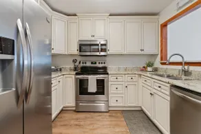 Moodyjoy Townhouse – Close to Everything! - Image 3