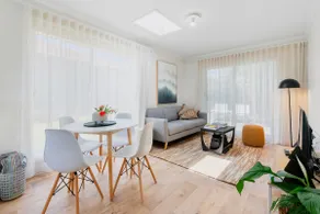 Stylish and cosy retreat walk to Bellerive Beach - Image 2
