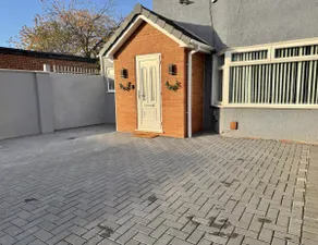 Deluxe 4 Bedroom House With Free Parking - Image 4