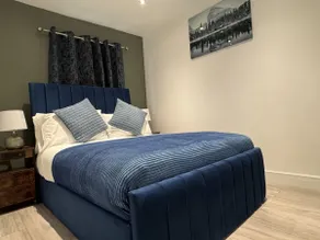 Deluxe 4 Bedroom House With Free Parking - Image 5