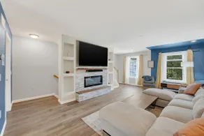 Spacious 4BR | 4B Townhouse • Sleeps 8+ - Image 2