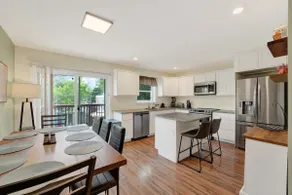 Spacious 4BR | 4B Townhouse • Sleeps 8+ - Image 3