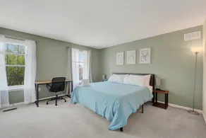 Spacious 4BR | 4B Townhouse • Sleeps 8+ - Image 5