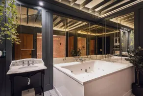 Central 5 Star Retreat + Steam Room & Jacuzzi Spa! - Image 2