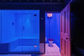 Central 5 Star Retreat + Steam Room & Jacuzzi Spa! - Image 4