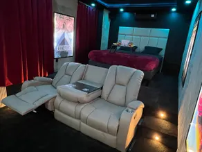 Movie theater & Hot tub - Image 3