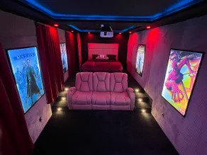 Movie theater & Hot tub - Image 2