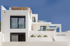 Upscale 3bd BBQ, Sauna, Steps to Beach & Amenities - Image 4
