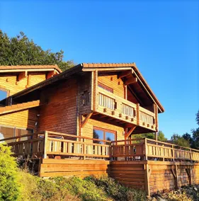 Stunning Chalet with Private Sauna & Jacuzzi. - Image 3