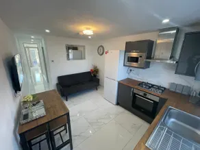 Newly built modern flat with free parking close to London Luton airport and L&D hospital - Image 2