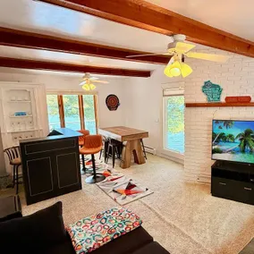 Lakefront cabin, woodburning fireplace, bar, AC. - Image 3