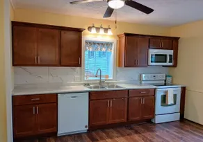 Newly Remodeled 1900 Cottage - Image 4