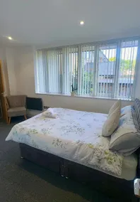 Spacious 2 Bedroom Flat City Centre - Image 5