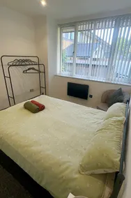 Spacious 2 Bedroom Flat City Centre - Image 3