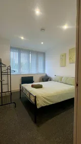Spacious 2 Bedroom Flat City Centre - Image 4