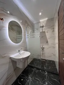 Three-Bedroom Deluxe Apartment - Image 5