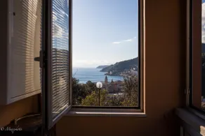 A window overlooking the sea - Image 4