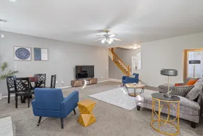 Spacious 6 bed Bentonville House, Sleeps 12, Smart TVs, Wi-Fi - Image 3