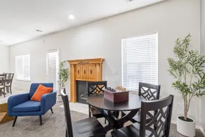 Spacious 6 bed Bentonville House, Sleeps 12, Smart TVs, Wi-Fi - Image 4