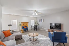Spacious 6 bed Bentonville House, Sleeps 12, Smart TVs, Wi-Fi - Image 2