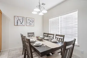 Spacious 6 bed Bentonville House, Sleeps 12, Smart TVs, Wi-Fi - Image 5