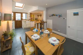 Colourful, homely 2 bed terrace - Image 3