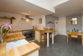 Colourful, homely 2 bed terrace - Image 4