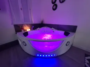 Romantic 2-Room Suite – Private Hot Tub/Spa - Image 5