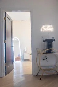 Cozy 1BR | Private Balcony, Gym, Pool & Workspace - Image 4